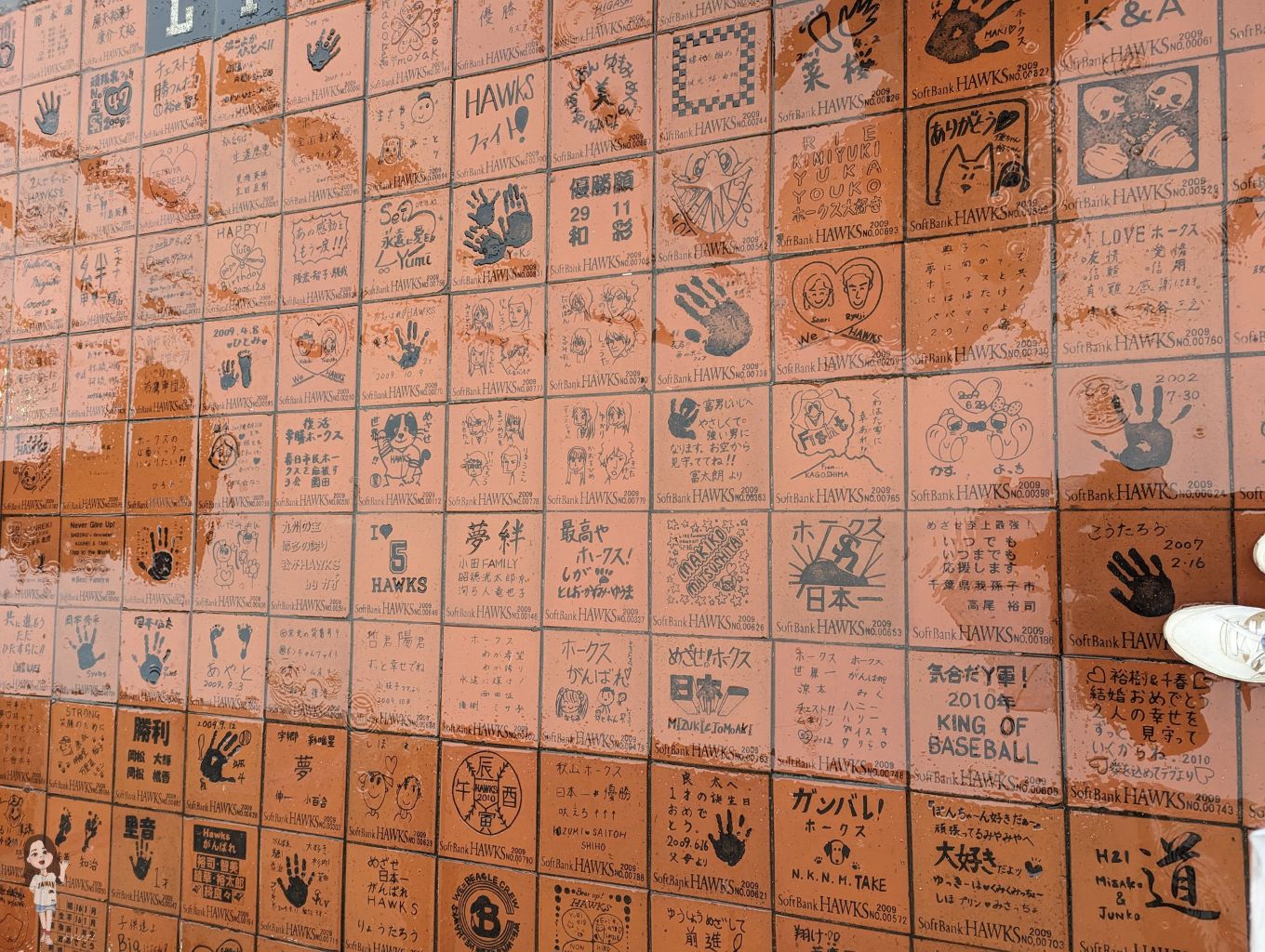 地板上應該是球迷的留言,很有意義